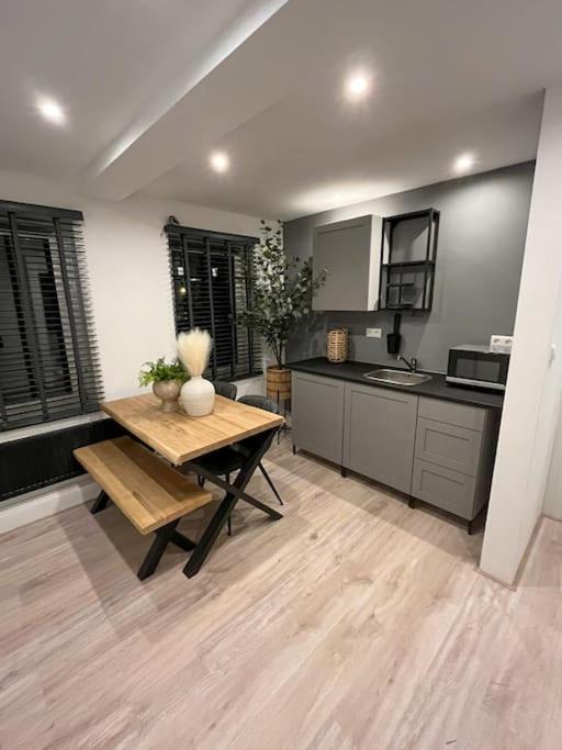 Keuken en eethoek in een accommodatie van Enjoy Your Stay